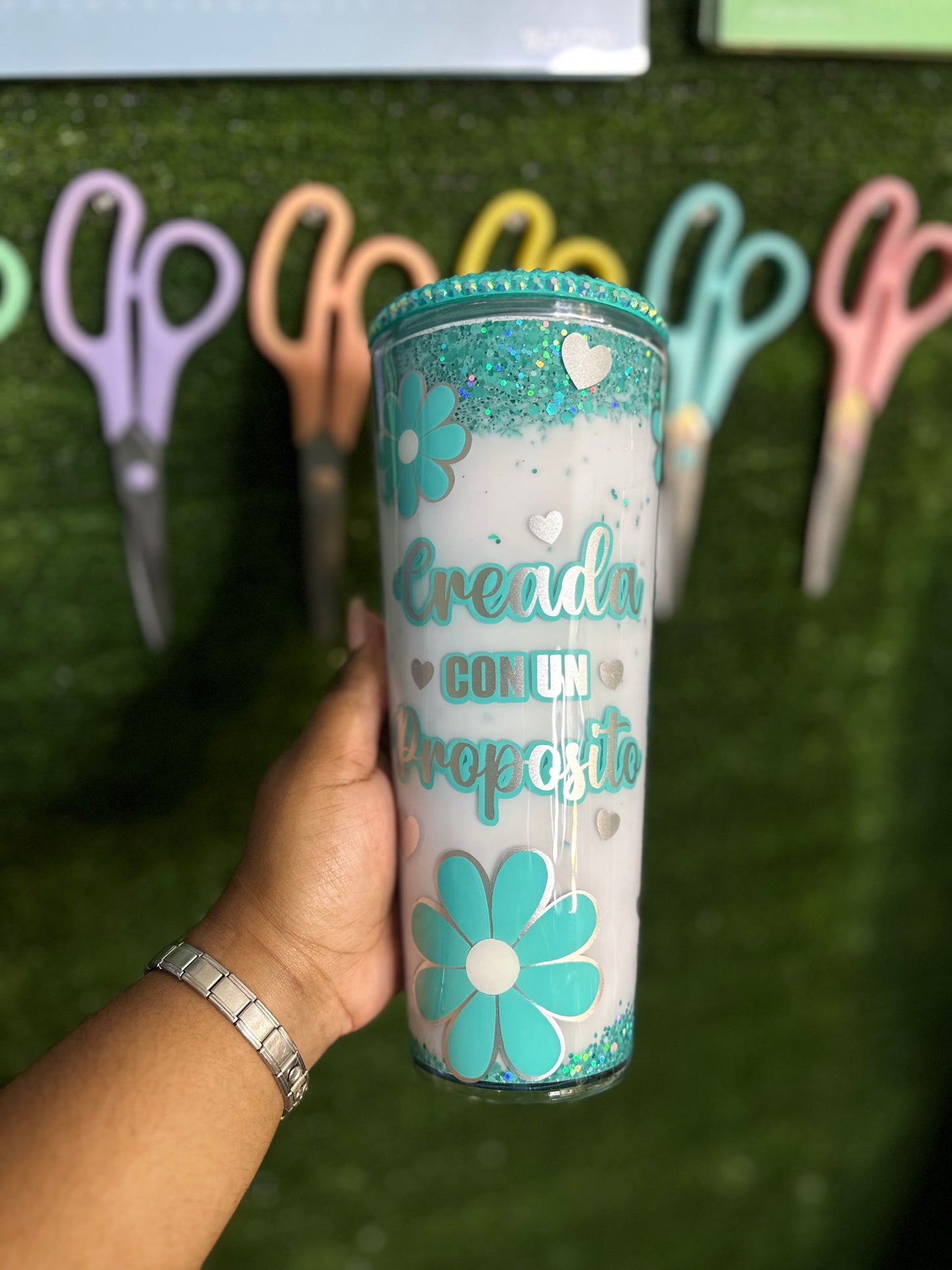 Creada con un Proposito snowglobe tumbler